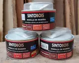 Latas de masilla de madera Sintobois, ideal para emplastecer paredes y reparar huecos. Secado rápido y sin merma.
