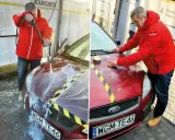 Mężczyzna myje auto myjką ciśnieniową, a potem nakłada wosk. Czy po woskowaniu płukać auto? To pytanie zadaje sobie wielu kierowców.