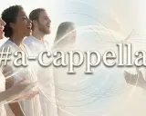 Grupa ludzi śpiewa w harmonii, tworząc piękny śpiew bez akompaniamentu. Słowa "#a-cappella" unoszą się w powietrzu.
