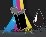 Caja abierta con salpicaduras de tinta cian, magenta y amarilla. Una gota de tinta **negro cmyk** cae a la derecha.