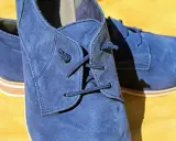 Eleganckie, granatowe buty z zamszu. Dowiedz się, czym czyścić zamsz, aby zachować ich nienaganny wygląd.