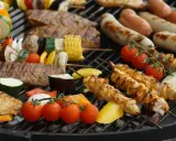 Deliciosa barbacoa con brochetas de pollo, salchichas, bistec y verduras. ¡Una guía visual de como hacer barbacoa!