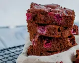 Ein Stapel saftiger Schoko Kirsch Kuchen Blech Stücke mit saftigen Kirschen.