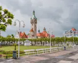 Malowniczy widok na deptak w Sopocie, z charakterystyczną wieżą i budynkami w stylu secesyjnym. Idealne miejsce na spacer między Gdańskiem a Gdynią.