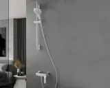Mitigeur de douche moderne avec douchette et barre réglable. La hauteur du mitigeur douche est idéale pour un usage confortable.