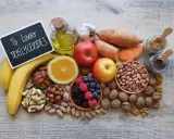 Zdrowe produkty spożywcze, które pomagają obniżyć trójglicerydy: owoce, orzechy, nasiona, fasola, bataty, czosnek, oliwa.