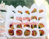 Conos blancos llenos de chuches de arcoíris y bolitas de colores. ¡Perfecto para que meter en una bolsa de chuches!