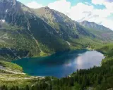 Malownicze Morskie Oko otoczone Tatrami. Jak dojechać do tego cudu natury?