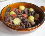 Un plat mijoté, spécialité culinaire Provence, avec du bœuf, des carottes, des pommes de terre et des oignons dans un jus savoureux.