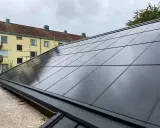 Nya solpaneler på taket, en investering för framtiden. Raymond Solar ser till att solen jobbar för oss.