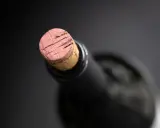 Otwórz wino bez korkociągu! 5 awaryjnych sposobów, które działają