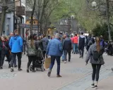 Spacer po Krupówkach, gdzie można spotkać znanych ludzi z Zakopanego. Tłum turystów i mieszkańców przemierza deptak.