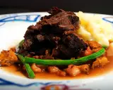 En härlig tallrik med långkokt oxkind, kantareller, gröna bönor och potatismos. Ett perfekt oxkind recept för en festmåltid.