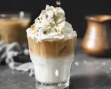 Un délicieux café liégeois, couronné de chantilly et de quelques éclats croquants, prêt à être dégusté.