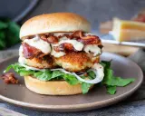 En saftig kycklingburgare med krispigt bacon, sallad, lök och en krämig dressing. Perfekt för ett gott hamburgerdressing recept.