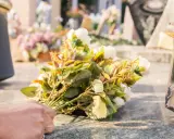 Kto sprząta wieńce po pogrzebie? Wszystko o porządkach na grobie