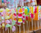 Coloridas brochetas de chuches, un arcoíris de dulces en palitos, listas para endulzar cualquier momento.