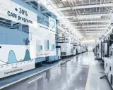 Fabbrica con macchinari e grafici che mostrano un aumento del 30% nei programmi CAM e la distribuzione della capacità.