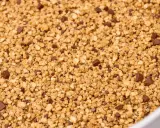 Fond de gâteau Marmiton : un mélange gourmand de biscuit croustillant émietté et de pépites de chocolat pour une texture parfaite.