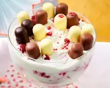 Cremiges Dessert mit Himbeeren und Schoko-Bällen. Perfekte nachtisch ideen für jeden Anlass!