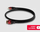 Un câble optique Teufel, noir tressé, sert à transmettre des signaux audio numériques de haute qualité.