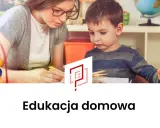 Kobieta z okularami i chłopiec w pasiastej bluzce uczą się w domu. Edukacja domowa to świetna przygoda.