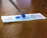 Mop na drewnianym parkiecie. Dowiedz się, czym myć parkiet żeby się błyszczał i nadać mu blask.