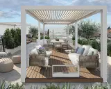 Progetto terrazzo attico con arredi moderni, divani, tavolo da pranzo e vasca idromassaggio sotto una pergola bioclimatica.