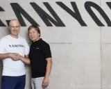 Roman Arnold und Armin Landgraf schütteln sich die Hände vor dem Canyon-Logo.