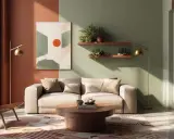 Salon moderne avec mur bicolore, une partie terracotta, l'autre verte. Canapé beige, fauteuil en cuir, table basse en bois.