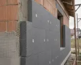 Mur 40 cm z cegły, ocieplony szarym styropianem grafitowym, z siatką i klejem.