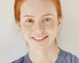 Ruda dziewczyna z piegami i różnymi kolorami oczu – przykład heterochromii.