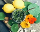 Frisches Pesto aus Kapuzinerkresse, garniert mit Zitronen, Nüssen und Blüten. Ein Genuss zum Kapuzinerkresse essen!