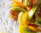 Bunter Obstsalat mit Kiwi, Mango, Trauben und Orange – ein einfaches obstsalat rezept für den Sommer.