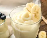 Pyszny deser, jak zrobić pudding proteinowy. Kremowy pudding z bananem i borówkami.