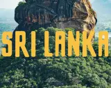 Sigiriya, en ikonisk stad i Asien, Sri Lanka, reser sig ur djungeln. En trappa leder uppför den imponerande klippan.