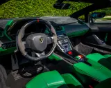Der **Lamborghini Veneno Innenraum** besticht durch leuchtendes Grün, Carbon und das markante Lenkrad. Ein Blickfang für jeden Autofan.