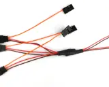 Ein dreiadriges Kabel mit mehreren schwarzen Steckern und bunten Leitungen, das für elektrische Verbindungen verwendet wird.