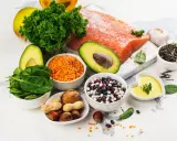 Zdrowe składniki na dietę na cholesterol: łosoś, awokado, szpinak, soczewica, fasola, orzechy, oliwa z oliwek, czosnek, jabłko, natka pietruszki.