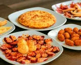 Pulpo a la gallega, tortilla española, croquetas y queso. Un festín digno del sobrino de botín, ¡menú para disfrutar!