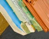 Przekrój dachu z widoczną paroizolacją, izolacją, membraną i dachówką.
