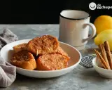 Torrijas de pan doradas y crujientes, espolvoreadas con ralladura de limón. Un clásico de las recetas de torrijas de pan, perfecto para disfrutar.