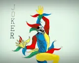 Karta joker w jaskrawych kolorach, z uśmiechniętą twarzą i charakterystycznym nakryciem głowy.