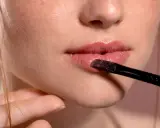 Labios jugosos y brillantes, listos para el color. ¿Cuándo me puedo pintar los labios después de ácido hialurónico?