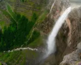 Majestätischer Wasserfall Salto del Nervión stürzt in eine grüne Schlucht.