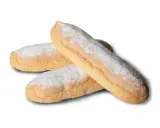Trois biscuits sablés saupoudrés de sucre glace, parfaits pour un délicieux gâteau à la cuillère.