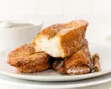 Torrijas doradas y crujientes, espolvoreadas con azúcar y canela. ¡La mejor receta de torrijas para disfrutar!