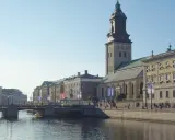 Goteborg, Szwecja. Przewodnik po mieście: kanał, most, zabytkowe budynki i wieża kościelna.
