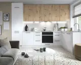 Nowoczesna mała kuchnia z salonem 20m2. Białe meble, drewniane fronty szafek, szara kanapa i stoliki kawowe.