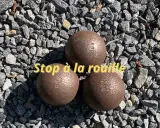 Trois boules de pétanque rouillées sur des graviers. Apprenez comment nettoyer des boules de pétanque pour qu'elles retrouvent leur éclat.